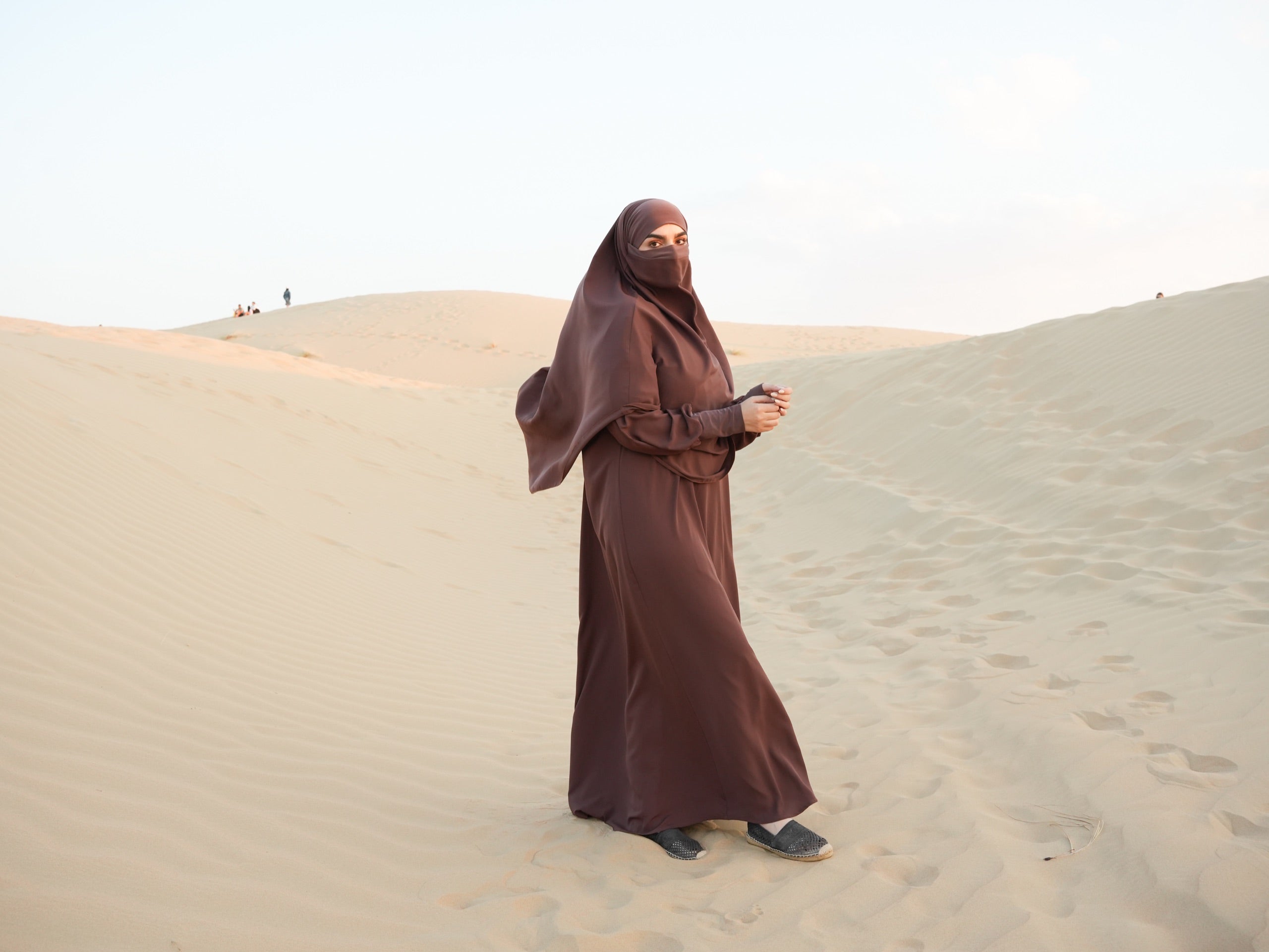 Mocha Khimar und Abaya auf der Sanddüne – Veil Aurah
